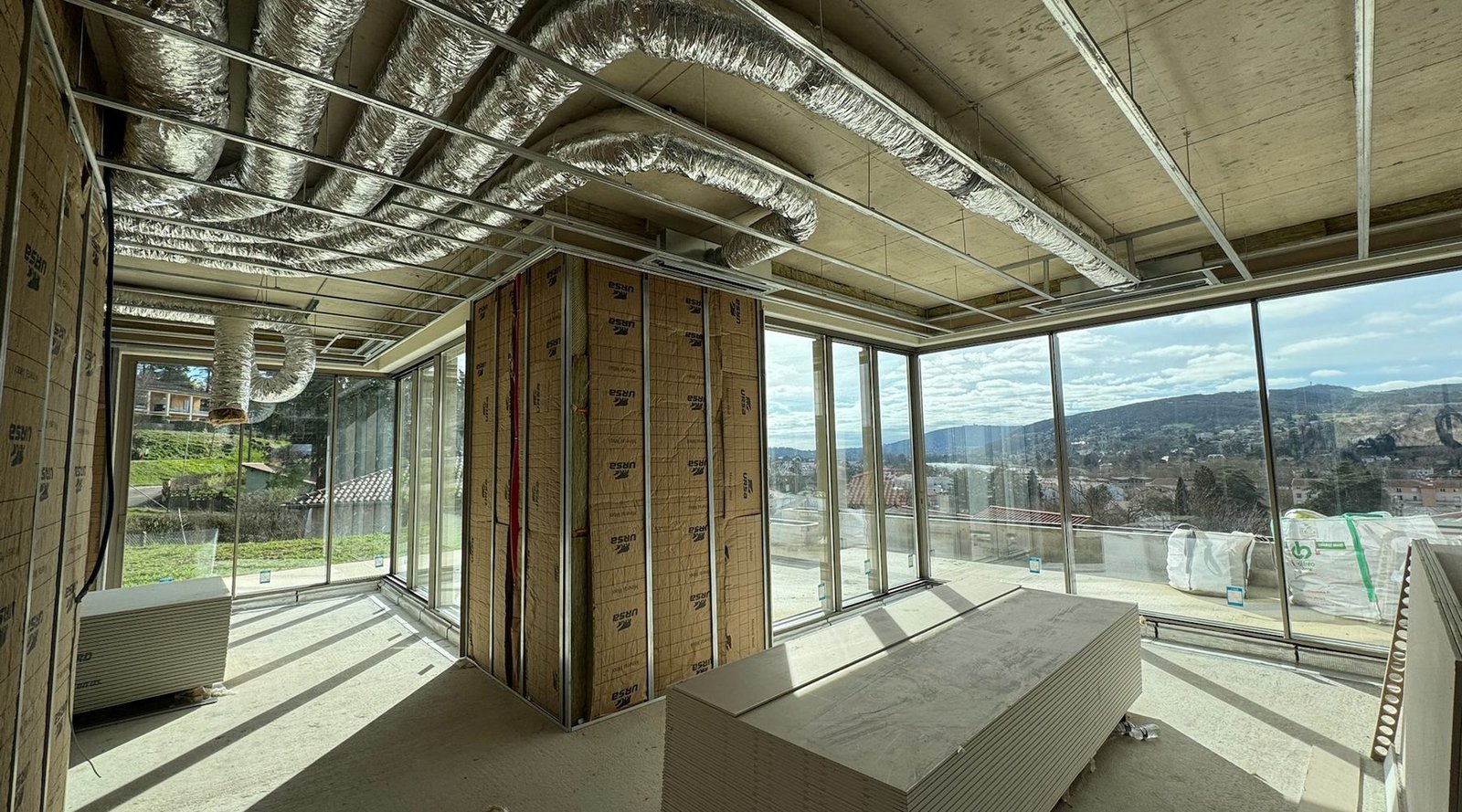 Réseau de gaines de climatisation en cours d'installation