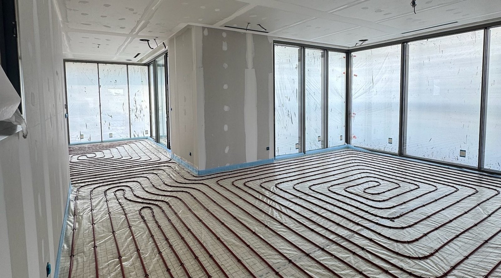 Plancher chauffant posé dans une pièce en cours de finition