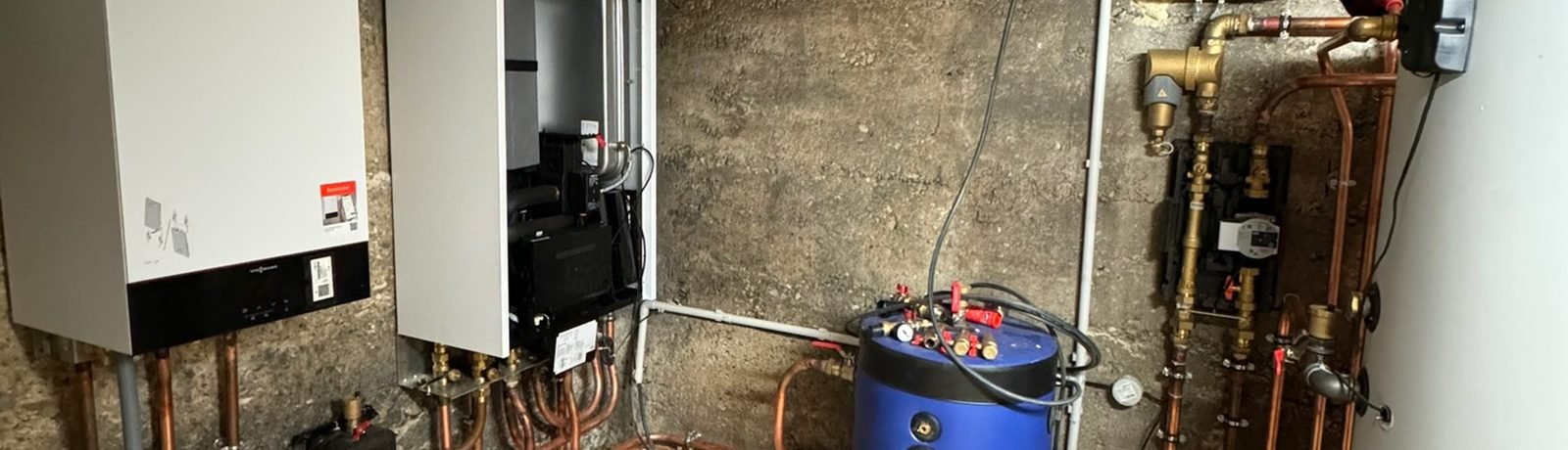 Chaufferie avec pompe à chaleur air/eau et ballon d'eau chaude sanitaire
